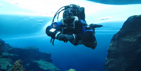 Ice Diving. Anna María undir ísilögðu Þingvallavatni. Marbendill köfunarskóli.