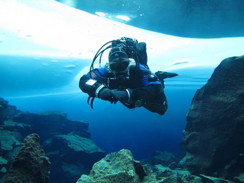 Marbendill köfunarskóli. PADI Ice Diving – ísköfunarnámskeið Ice Diving. Anna María undir ísilögðu Þingvallavatni. Marbendill köfunarskóli.