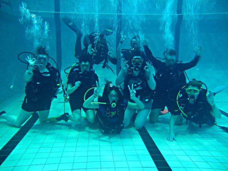 Marbendill köfunarskóli. Discover scuba. Hópur prófar að kafa á Discover Scuba Diving námskeiði.