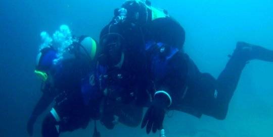 Dive Master námskeið. Nemandi aðstoðar við kennslu í þjálfun til að fá atvinnuköfunarréttindi.
