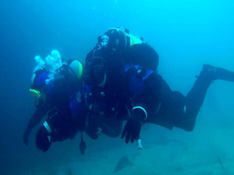 Marbendill köfunarskóli. Dive Master. Dive Master námskeið. Nemandi aðstoðar við kennslu í þjálfun til að fá atvinnuköfunarréttindi.