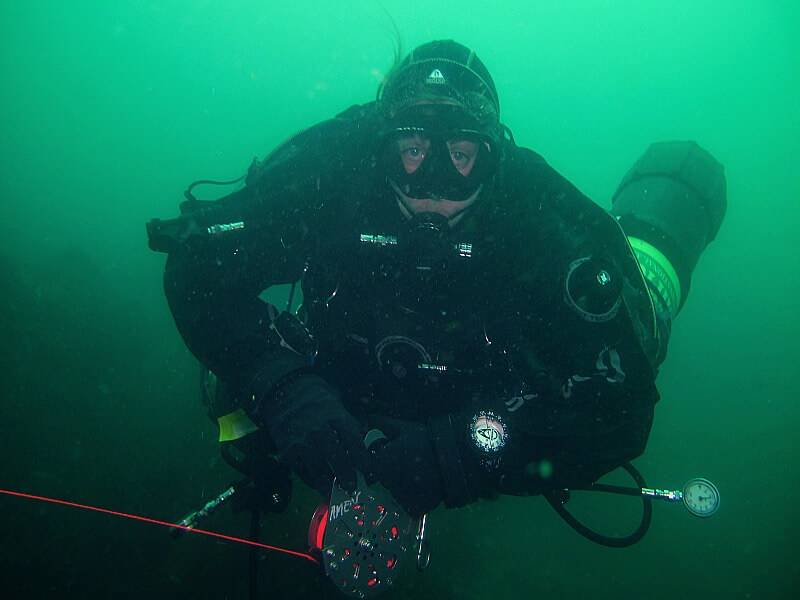Marbendill köfunarskóli. Nitrox námskeið Nitrox námskeið. Kafari með nitrox loftblöndu á kútunum. Marbendill köfunarskóli.