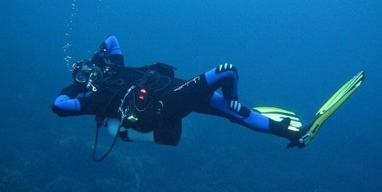Framhjaldsnámskeið Advanced Open Water kafari í fullkomnu flotjafnvægi.