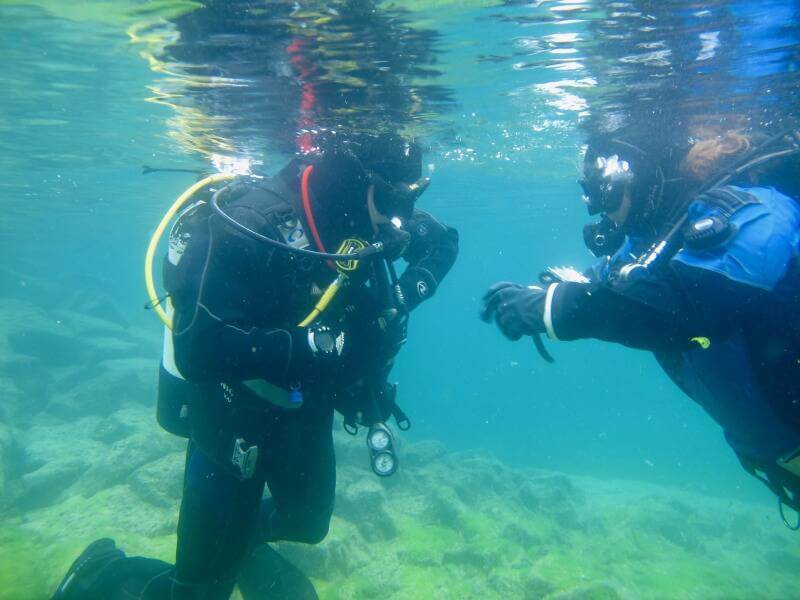 Marbendill köfunarskóli Open Water byrjendanámskeið. Kennari með nemanda í eins meters djúpu vatni.